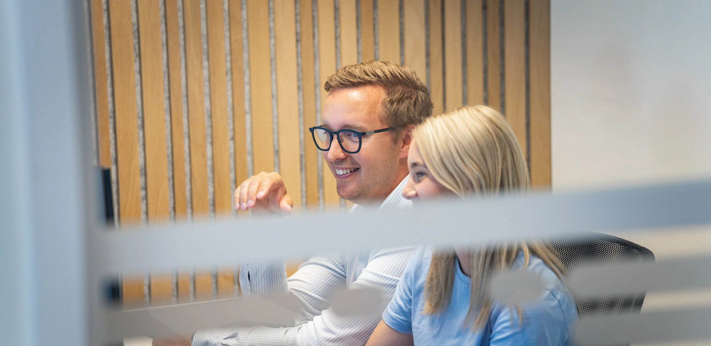 Två medarbetare på GoProfessional arbetar vid en dator