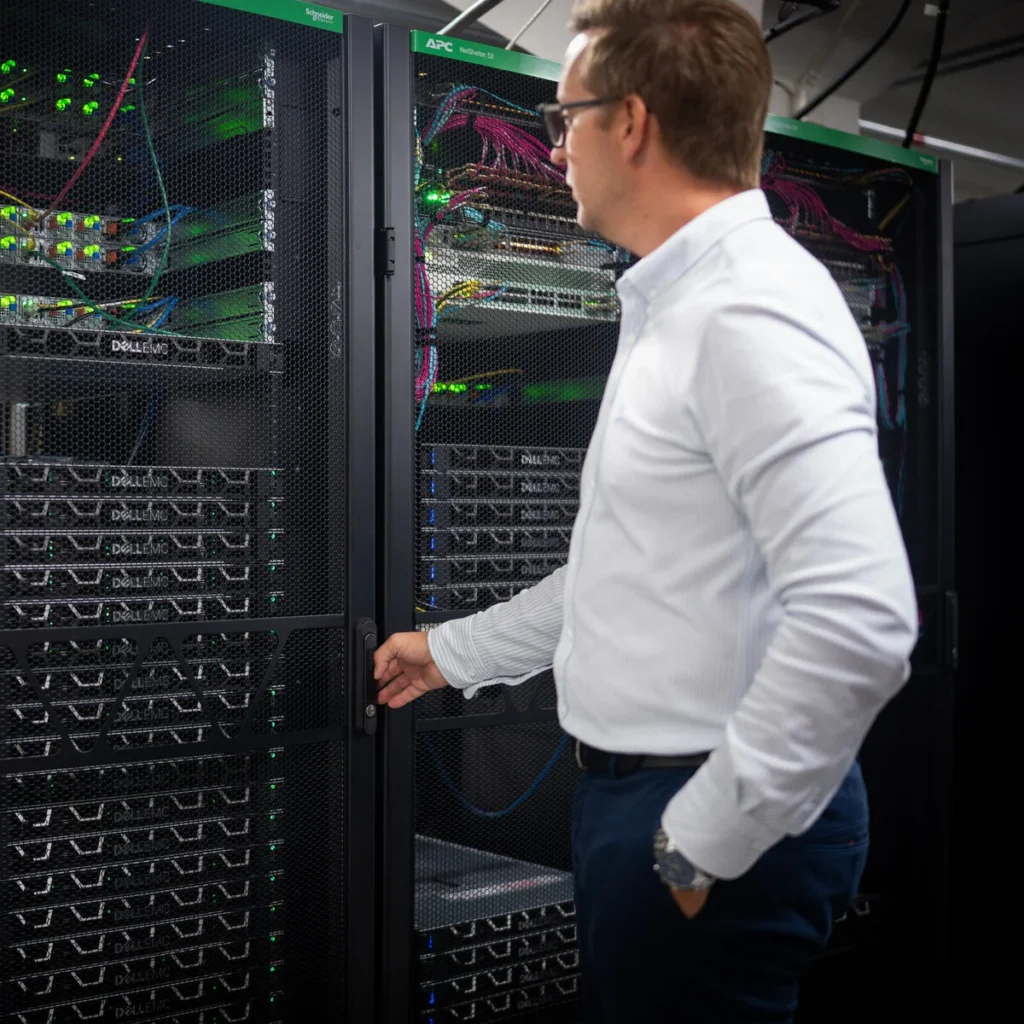 Tekniker arbetar vid serverrack i en datahall