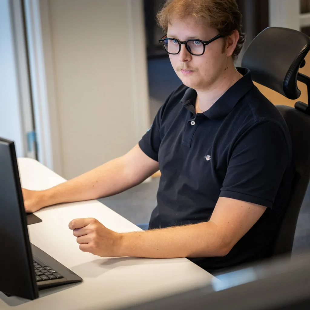 Medarbetare arbetar vid sin dator på kontoret