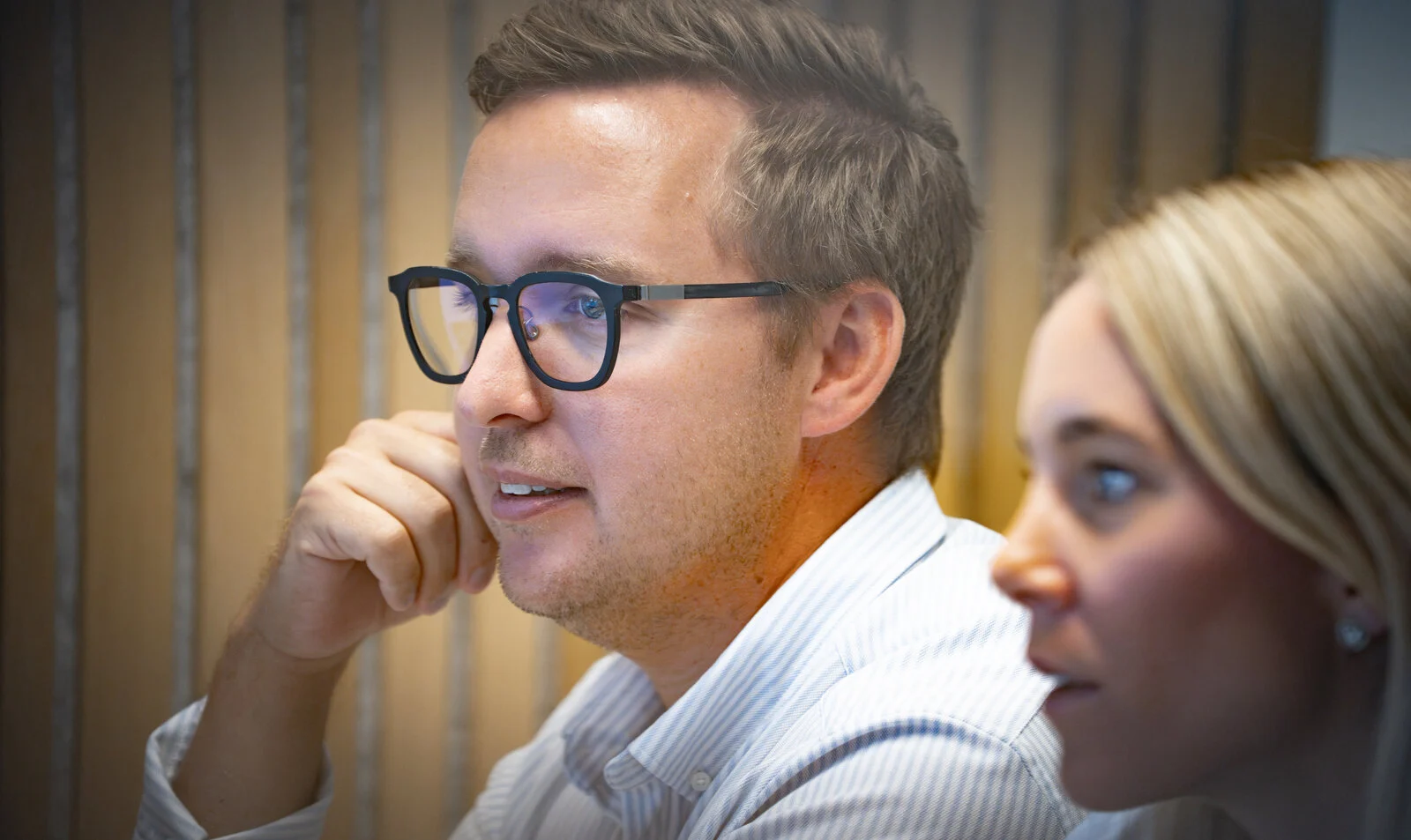 Två medarbetare på GoProfessional i samtal vid skärmen