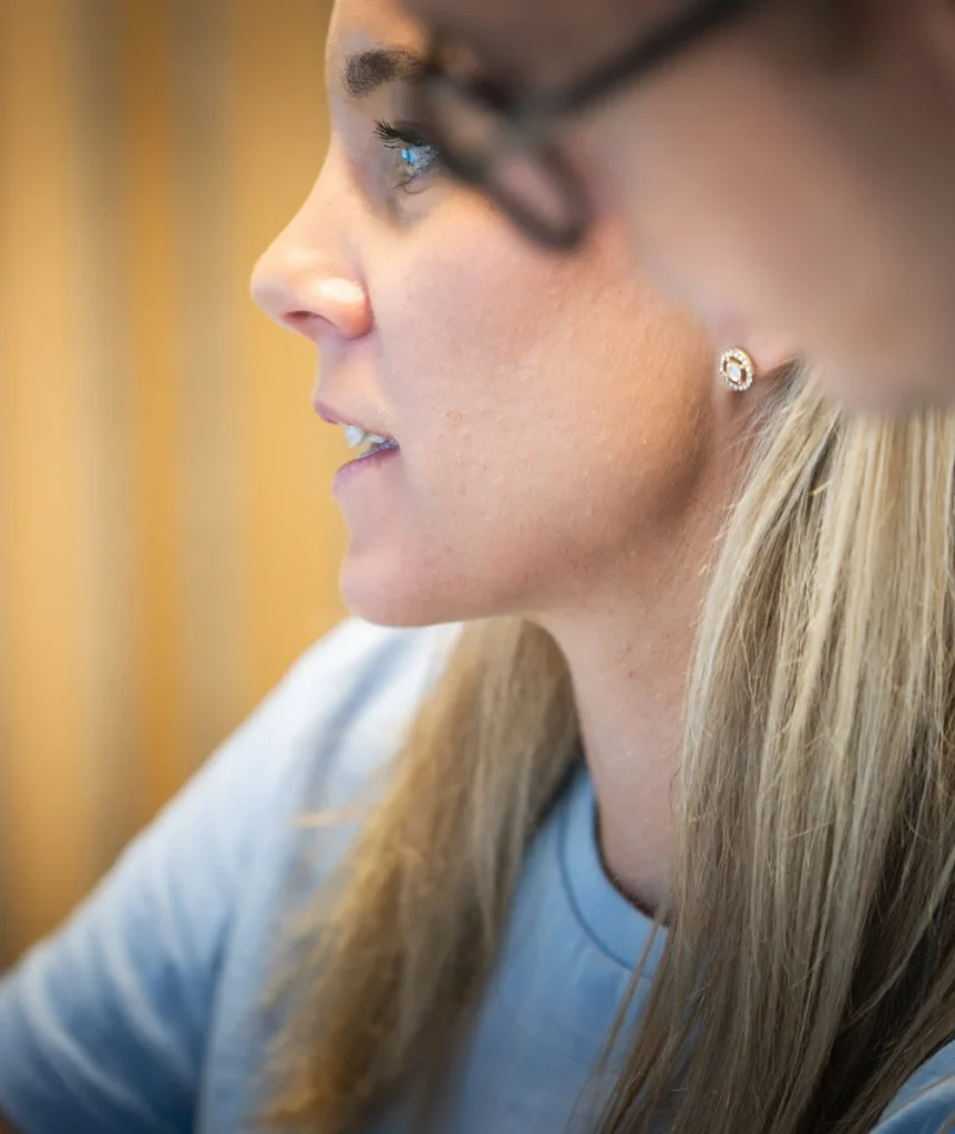 Medarbetare på GoProfessional arbetar vid skärmen