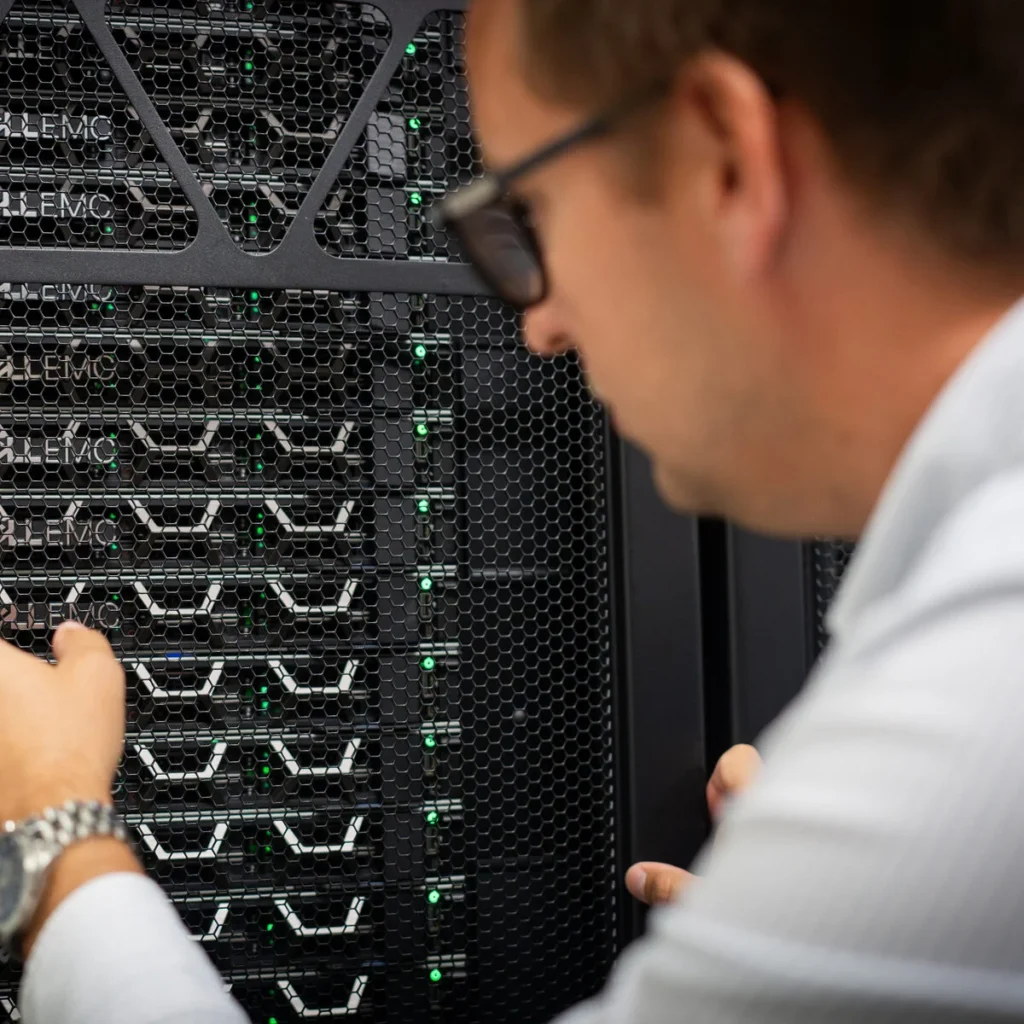 Tekniker kontrollerar servrar i ett rack