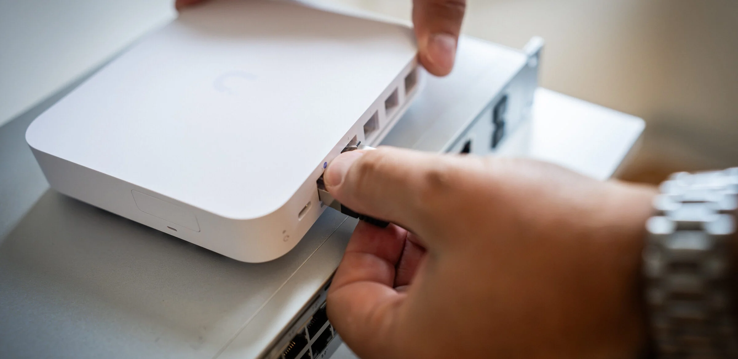 En nätverkskabel kopplas in i en router