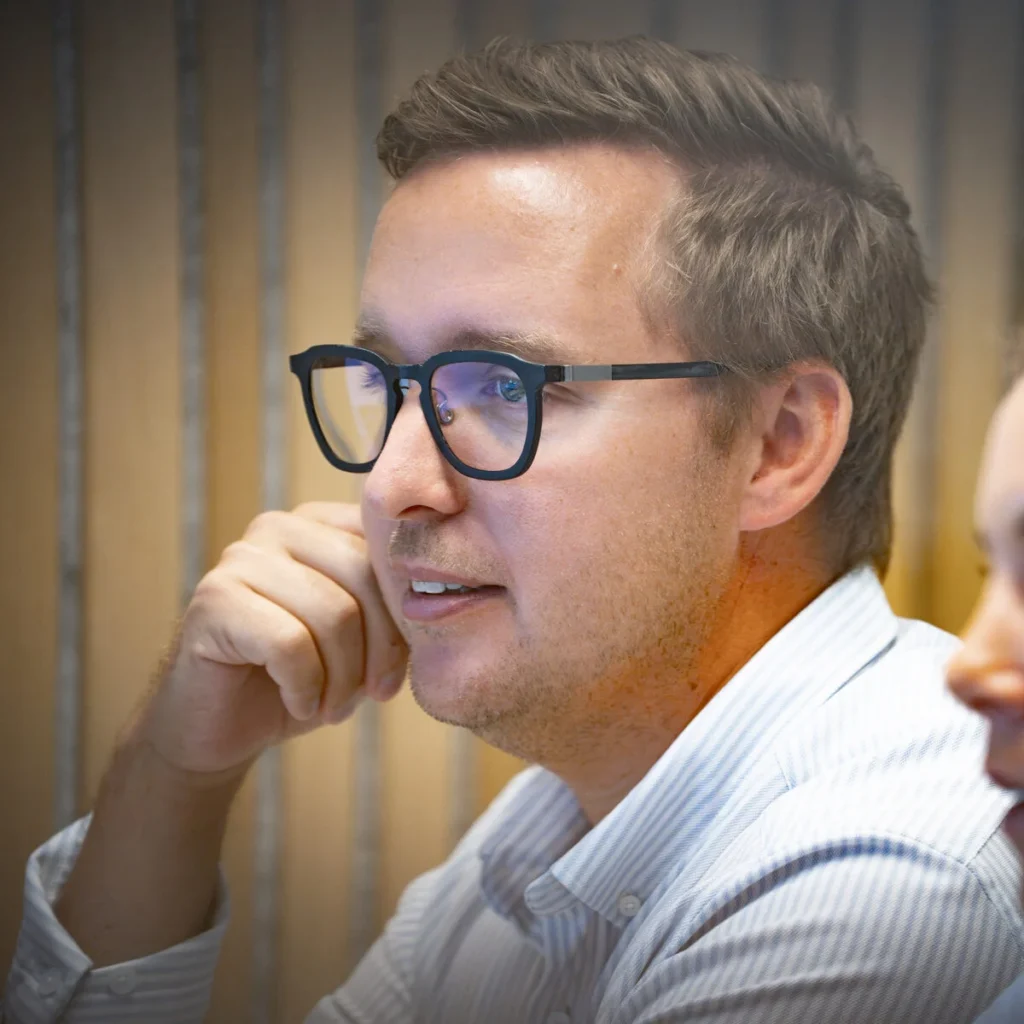 Två medarbetare tittar tillsammans på en skärm