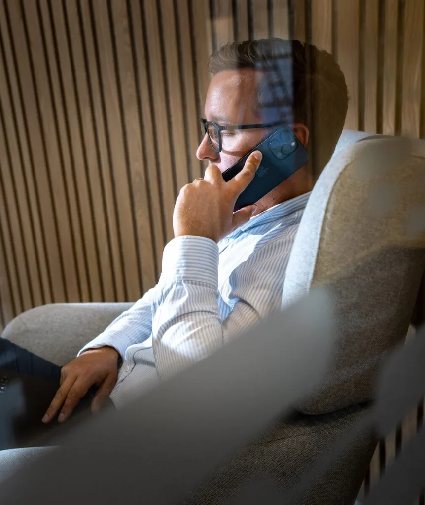 Medarbetare pratar i telefon och tittar på datorskärmen