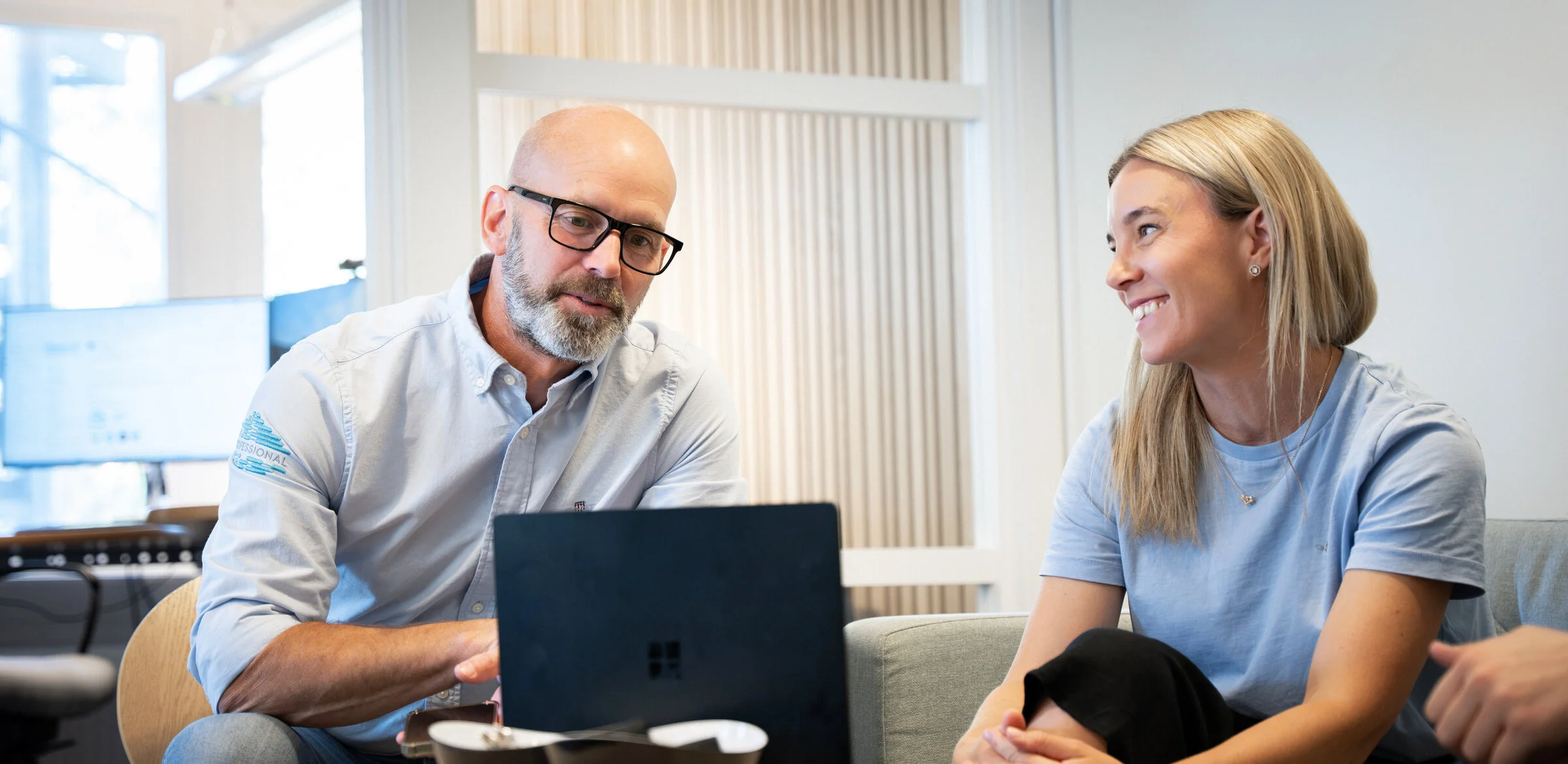 Två medarbetare på GoProfessional vid en bärbar dator