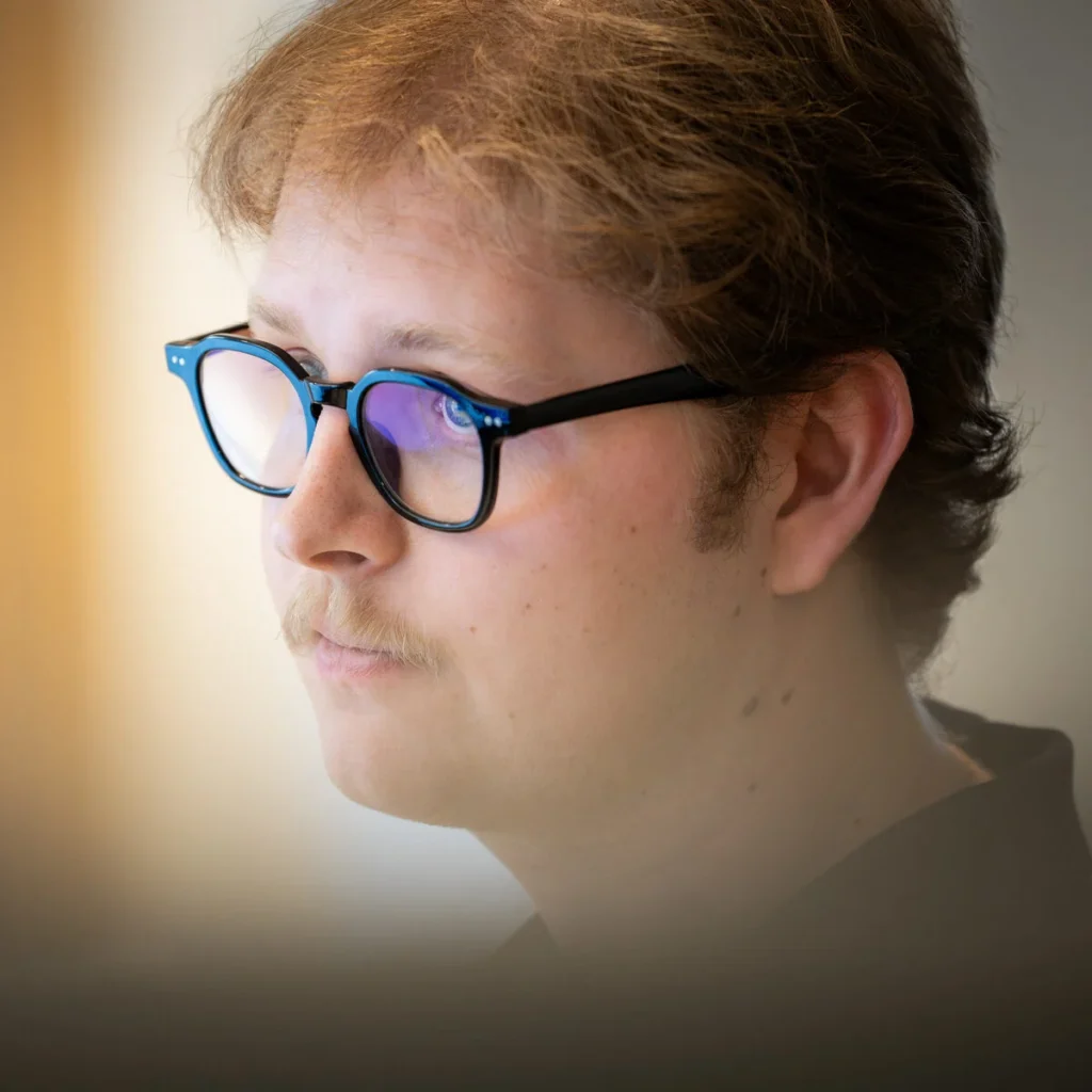 Medarbetare tittar koncentrerat på en skärm